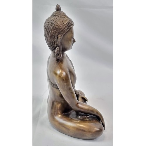 160 - An Antique Bronze Meditating Buddha Statue.
25 x 34cm.