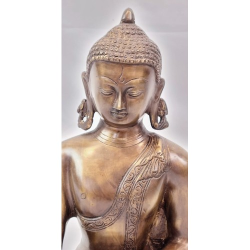 160 - An Antique Bronze Meditating Buddha Statue.
25 x 34cm.