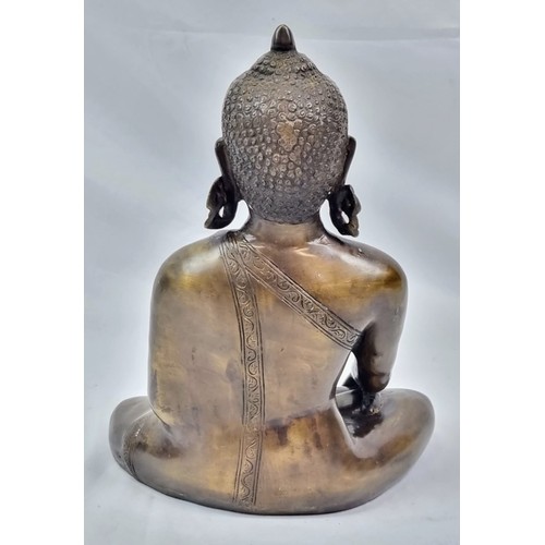 160 - An Antique Bronze Meditating Buddha Statue.
25 x 34cm.