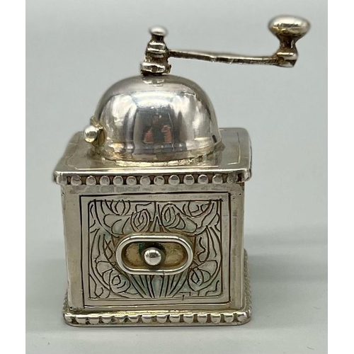 374 - A Vintage Egyptian Miniature Silver Coffee Mill. Hallmarks for Cairo - 900 silver purity. A/F. 104g
... 