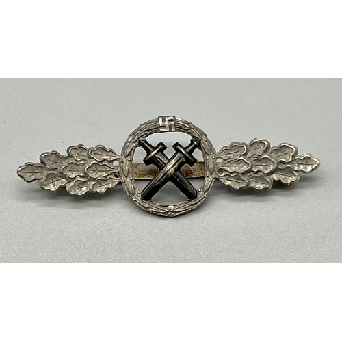 194 - WW2 Luftwaffe Silver Grade Air to ground support Sqn flyers clasp. Maker marked: G.H Osang Dresden. ... 