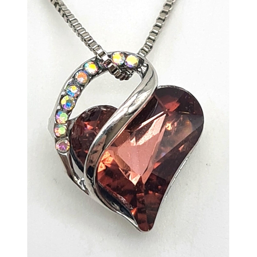 578 - A PRETTY MODERN HEART SHAPED PENDANT ON A 40cms silver chain.