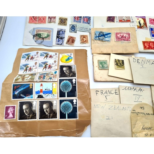 975 - A Pot Luck Vintage and Antique Stamp Collection. Please see photos. A/F