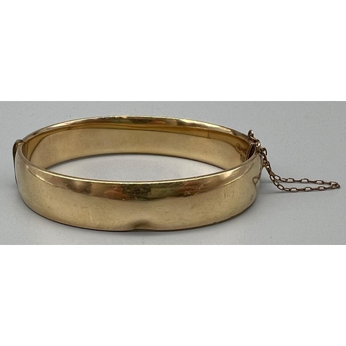 491 - A 1/5th 9K Yellow Gold Clip Bangle. 22.15g total weight.
A/F.