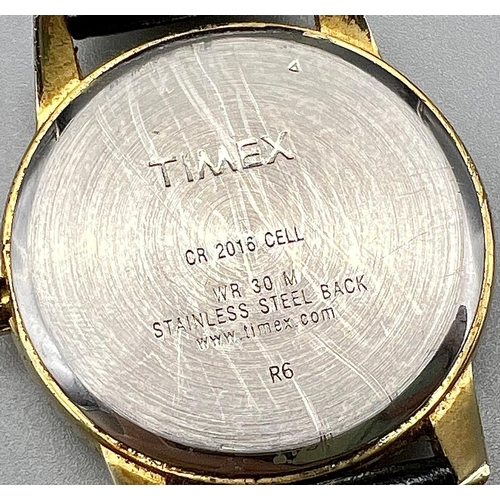 604 - A Timex Indiglo Quartz Gents Watch. Leather strap. 
Case - 36mm. In working order.