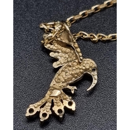 65 - A 9K Yellow Gold and Sapphire Bird of Prey Pendant - On a 9K yellow gold link necklace. 2.5 and 52cm... 