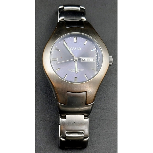 278 - An Avia Quartz Gents Watch. Stainless steel strap and case - 40mm. Blue dial with day/date window. I... 