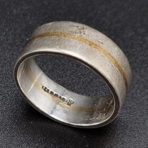 729 - A Vintage Silver Band Ring - With a streak of gold running through the centre. Size S. 6.91g total w... 