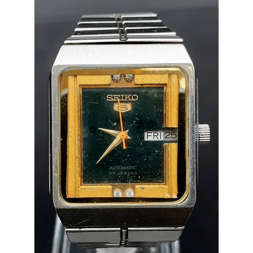 59 - A Vintage Seiko 5 Automatic Gents Watch. Stainless steel strap and case - 30 x 38mm. Green and gold ... 
