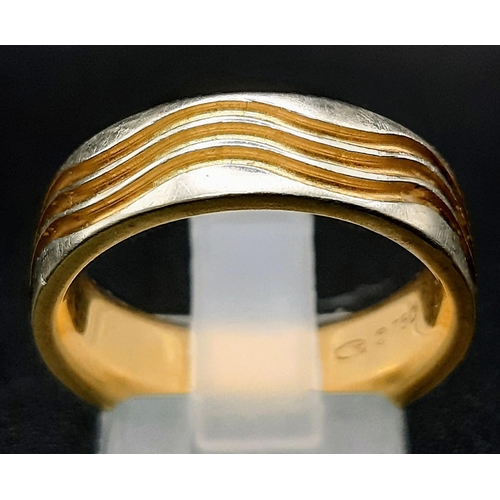 102 - An 18K Yellow and White Gold Wave Decorative Band Ring. Size O. 8.2g.