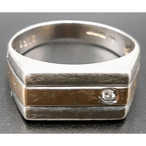 253 - A 9K Yellow and White Gold Diamond Signet Ring. Size T.
6.08g.