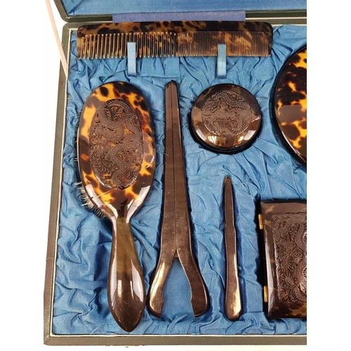 986 - An Antique Ladies Tortoise shell grooming set in a satin lined vanity case. Very good condition. 12 ... 