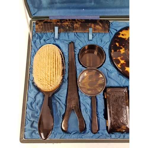 986 - An Antique Ladies Tortoise shell grooming set in a satin lined vanity case. Very good condition. 12 ... 