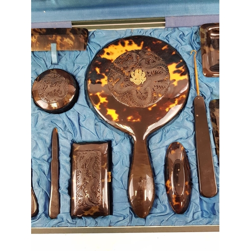 986 - An Antique Ladies Tortoise shell grooming set in a satin lined vanity case. Very good condition. 12 ... 