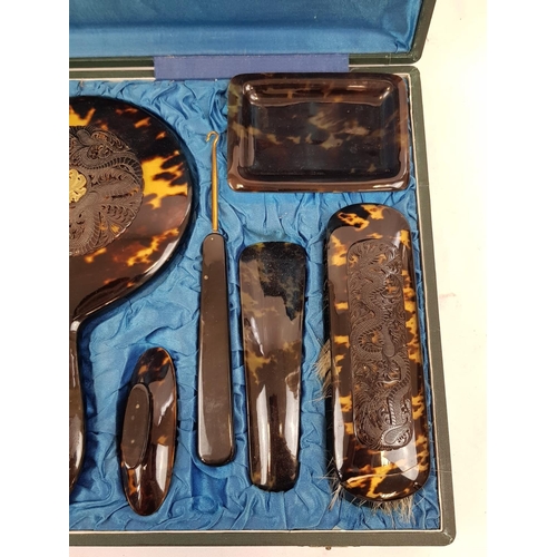 986 - An Antique Ladies Tortoise shell grooming set in a satin lined vanity case. Very good condition. 12 ... 