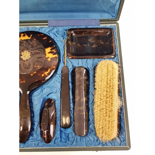 986 - An Antique Ladies Tortoise shell grooming set in a satin lined vanity case. Very good condition. 12 ... 