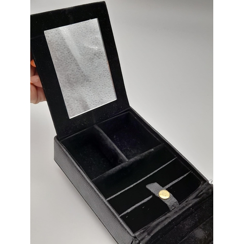 1000 - Faux leather travelling jewellery box, has compartments for earrings, rings, bracelets and necklaces... 