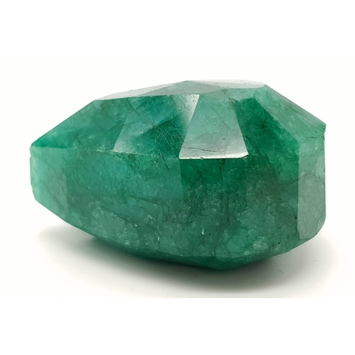 966 - A 252ct Natural Green Emerald. Comes with a certificate.