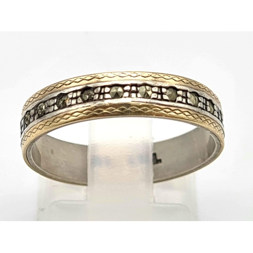 489 - A 9k Yellow Gold and Silver Band Ring. Size O. 2.2g