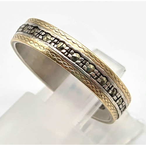 489 - A 9k Yellow Gold and Silver Band Ring. Size O. 2.2g