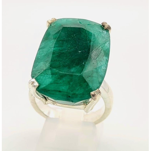 620 - A 40ct Emerald Gemstone Ring set in 925 Silver. Size S.