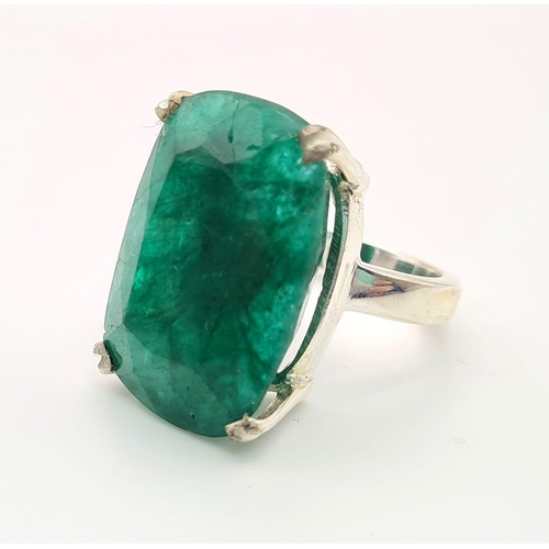 620 - A 40ct Emerald Gemstone Ring set in 925 Silver. Size S.