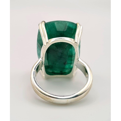 620 - A 40ct Emerald Gemstone Ring set in 925 Silver. Size S.