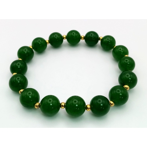 855 - An Expandable Jade Bead Bracelet.