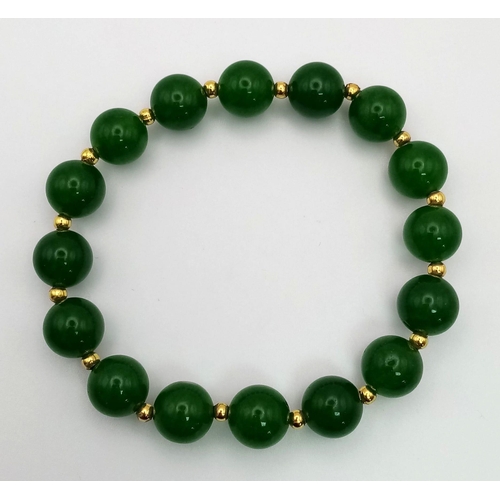 855 - An Expandable Jade Bead Bracelet.