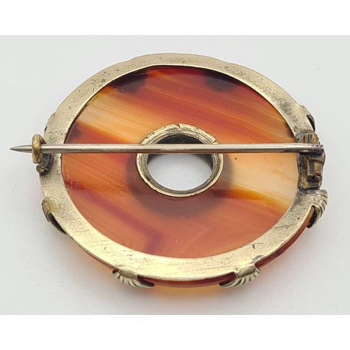 914 - A Celtic Agate Dough-Nut Brooch - Set in yellow metal.
3.5cm.