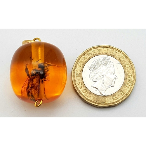 936 - A Bee Set in an Amber-Coloured Resin Pendant. 2.5cm