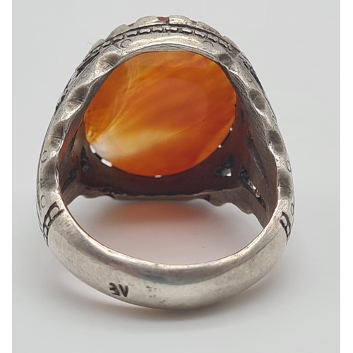 1128 - A Vintage Islamic Persian Silver Agate Ring. Prayer calligraphy on central Yemini agate stone. Size ... 