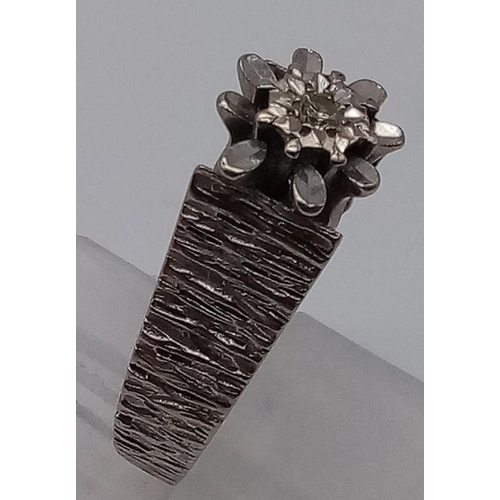 992 - A Vintage 18K White Gold Bark-Effect Decorated Diamond Solitaire Ring. Size L. 5.48g.