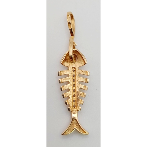 719 - A 14K Yellow Gold and Diamond Fish Pendant. 25mm.
1.52g total weight.