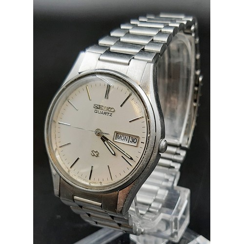 268 - A Vintage Seiko Quartz Gents Stainless Steel Watch. 
Case - 34mm. Day/date window. In working order.