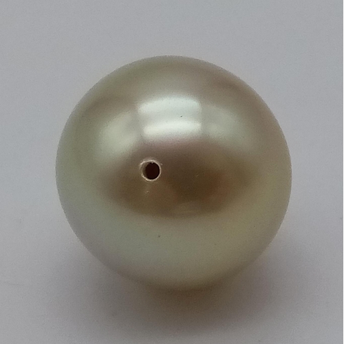 920 - A Natural Golden South Sea Pearl. 15mm. 4.1g.