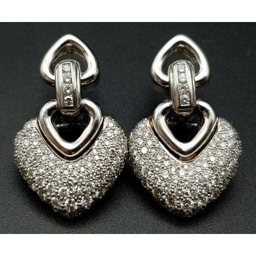 552 - A Glamourous Pair of 18K White Gold and Diamond Double-Heart Earrings. 5ct of diamonds! 3.5cm.
26.11... 