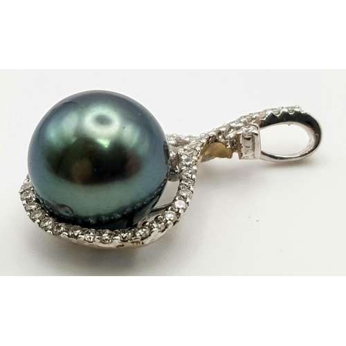 533 - AN 18K WHITE GOLD PENDANT WITH A BLACK SOUTH SEA PEARL AND DIAMOND ENCRUSTING.  3.3gms  2.5cms