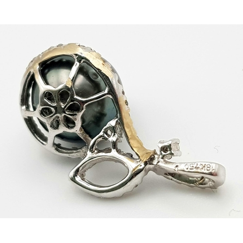 533 - AN 18K WHITE GOLD PENDANT WITH A BLACK SOUTH SEA PEARL AND DIAMOND ENCRUSTING.  3.3gms  2.5cms