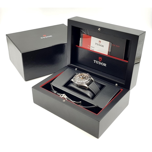 86 - A TUDOR BLACK BAY CHRONOGRAPH GENTS WATCH AS NEW IN ORIGINAL BOX WITH PAPERS AND SPARE STRAP. 40mm
8... 