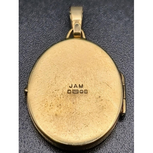 212 - A 9K Yellow Gold Locket Pendant. 2.68g total weight.
2cm.