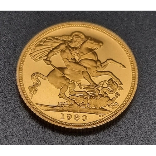 39 - A 1980 22K Gold Full Sovereign Proof Coin. 8g. Comes in a presentation case.