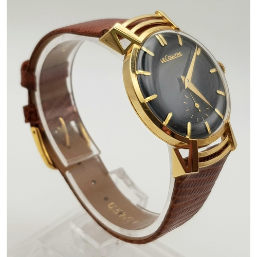 353 - A wonderful, gents, 18 K yellow gold LE COULTRE watch. 30 mm dial, black face with gold hands and ho... 