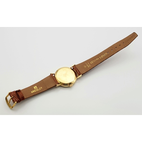 353 - A wonderful, gents, 18 K yellow gold LE COULTRE watch. 30 mm dial, black face with gold hands and ho... 