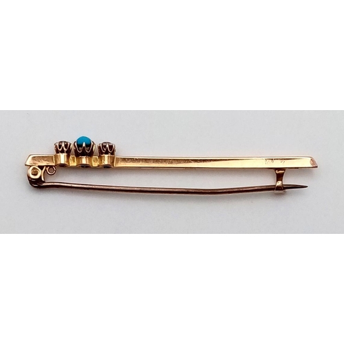 663 - AN 18K ROSE GOLD BAR BROOCH DECORATED WITH 2 QUALITY DIAMONDS AND A TURQUOISE CENTRE STONE. 3.7gms