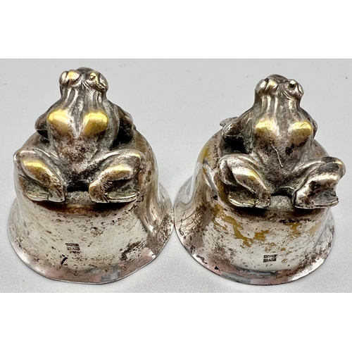 864 - An Antique Pair of Silver and Brass Miniature Stirrup Cups with Frog Decoration. 3.5cm tall. 46g tot... 