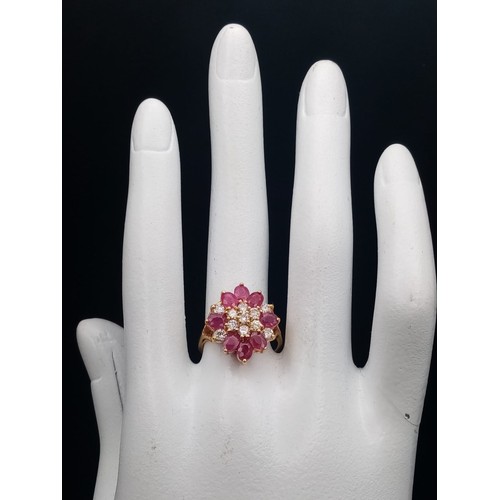 1025 - A STUNNING 18K GOLD RUBY AND DIAMOND CLUSTER RING WITH TOP QUALITY STONES.   5.3gms   size M