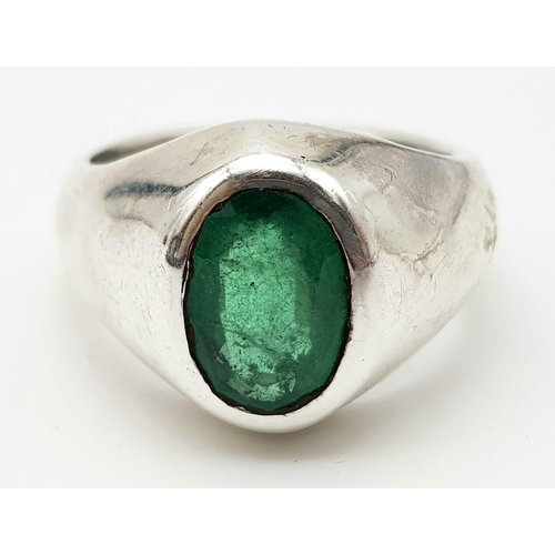 1185 - A FABULOUS 3.6ct EMERALD RING SET IN SILVER.  14.2gms  size U