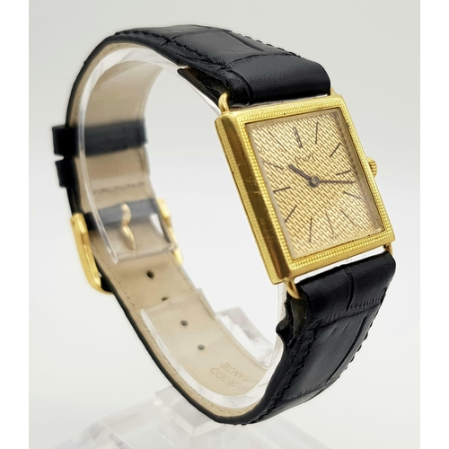 500 - A vintage, ladies, 18 K yellow gold PIAGET watch. 23 mm square dial, leather strap, manual movement,... 