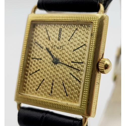 500 - A vintage, ladies, 18 K yellow gold PIAGET watch. 23 mm square dial, leather strap, manual movement,... 